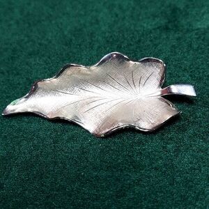 Giovanni Vintage Silvertone Metal leaf pin brooch 2 3/4"